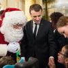 Le président Emmanuel Macron et le père Noël lors de l'arbre de Noël de l'Elysée à Paris le 13 décembre 2017. © Eliot Blondet / Pool / Bestimage