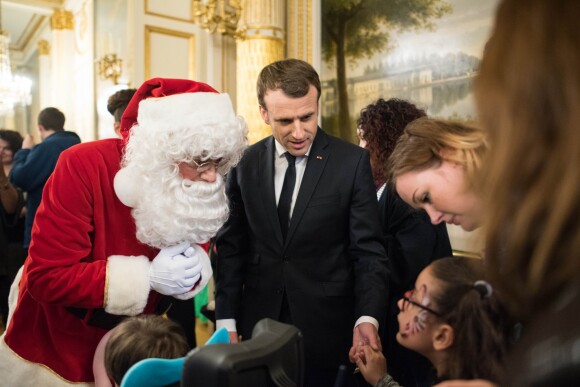 Le président Emmanuel Macron et le père Noël lors de l'arbre de Noël de l'Elysée à Paris le 13 décembre 2017. © Eliot Blondet / Pool / Bestimage