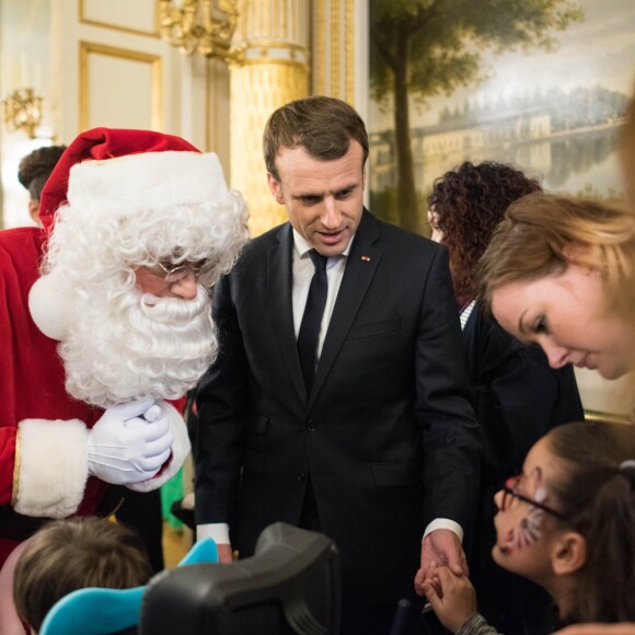 Le président Emmanuel Macron et le père Noël lors de l'arbre de Noël de l'Elysée à Paris le 13 décembre 2017. © Eliot Blondet / Pool / Bestimage