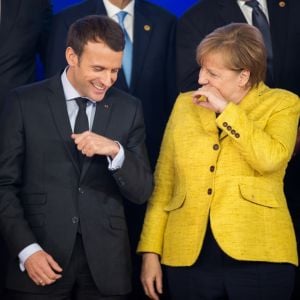 Le président Emmanuel Macron et la chancelière allemande Angela Merkel lors de la photo de famille des chefs d'état et de gouvernement de l'Union Européenne à Bruxelles le 14 décembre 2017.