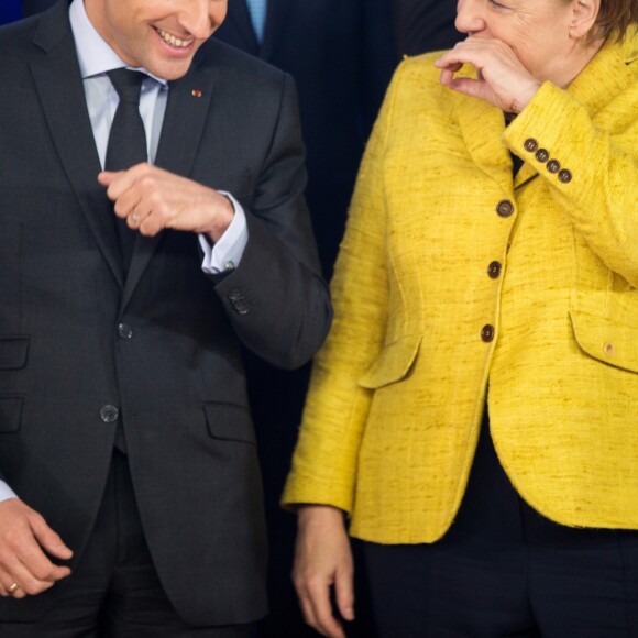 Le président Emmanuel Macron et la chancelière allemande Angela Merkel lors de la photo de famille des chefs d'état et de gouvernement de l'Union Européenne à Bruxelles le 14 décembre 2017.