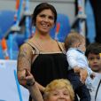  Andreia Marques, compagne de Lucho Gonzalez, avec leur fils Matteo dans les bras le 23 avril 2011 lors de la finale de la Coupe de la Ligue entre l'OM et Montpellier. 