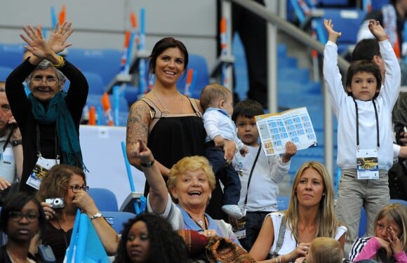 Andreia Marques, compagne de Lucho Gonzalez, avec leur fils Matteo dans les bras le 23 avril 2011 lors de la finale de la Coupe de la Ligue entre l'OM et Montpellier.