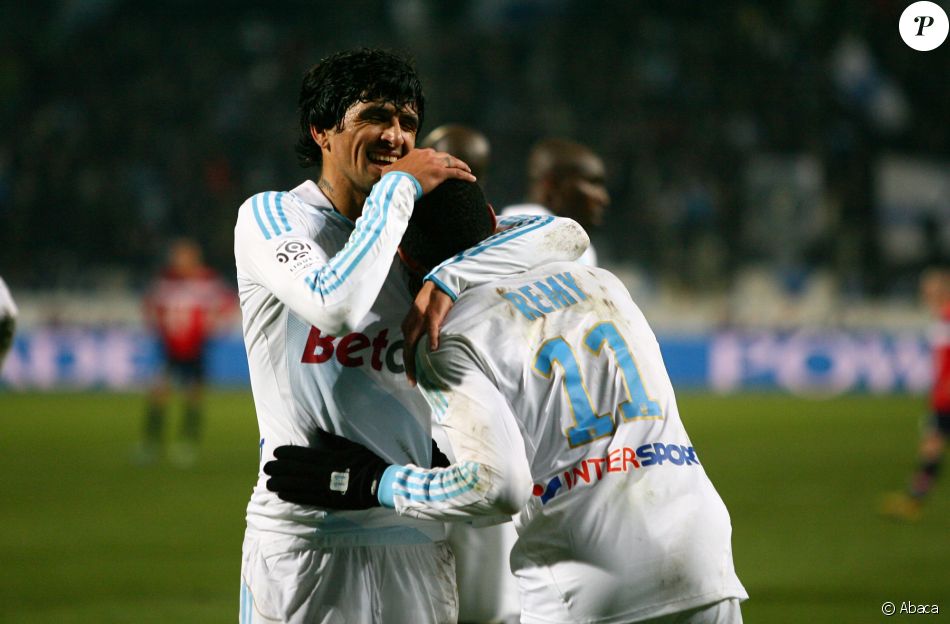  Lucho Gonzalez et Loïc Rémy le 15 janvier 2012 lors d&#039;OM-LOSC au Vélodrome à Marseille. 