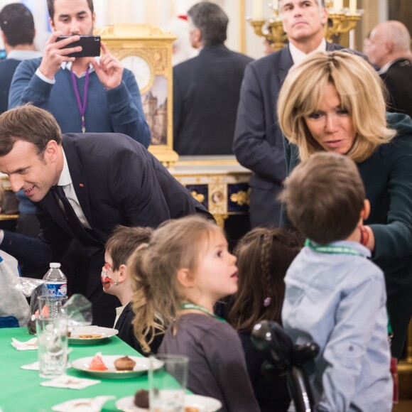 Le président Emmanuel Macron et sa femme Brigitte lors de l'arbre de Noël de l'Elysée à Paris le 13 décembre 2017. © Eliot Blondet / Pool / Bestimage 