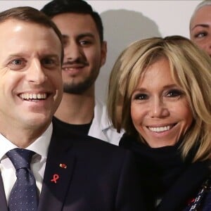 Le président Emmanuel Macron et sa femme Brigitte Macron (Trogneux) lors de la visite du centre hospitalier Delafontaine à Saint-Denis dans le cadre de la journée mondiale de lutte contre le Sida le 1er décembre 2017. © Stéphane Lemouton / Bestimage