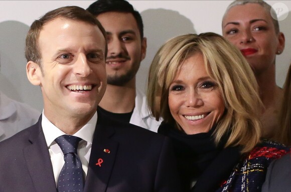 Le président Emmanuel Macron et sa femme Brigitte Macron (Trogneux) lors de la visite du centre hospitalier Delafontaine à Saint-Denis dans le cadre de la journée mondiale de lutte contre le Sida le 1er décembre 2017. © Stéphane Lemouton / Bestimage