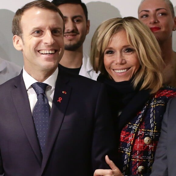 Le président Emmanuel Macron et sa femme Brigitte Macron (Trogneux) lors de la visite du centre hospitalier Delafontaine à Saint-Denis dans le cadre de la journée mondiale de lutte contre le Sida le 1er décembre 2017. © Stéphane Lemouton / Bestimage