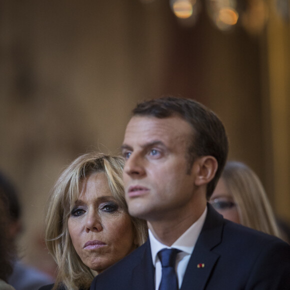 Le président Emmanuel Macron et sa femme la Première Dame Brigitte Macron (Trogneux) - Le président Emmanuel Macron reçoit des personnalités à l'Elysée à l'occasion de la Journée internationale pour l'élimination des violences faites aux femmes à Paris le 25 novembre 2017. © Zihnioglu Kamil / Pool / Bestimage