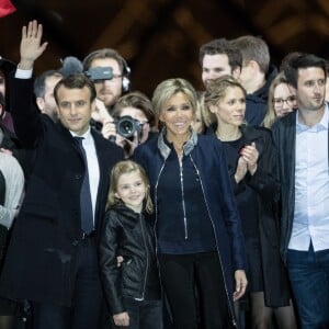 Emmanuel Macron avec sa femme Brigitte Macron (Trogneux), Emma (fille de L. Auzière), Tiphaine Auzière et son compagnon Antoine - Le président-élu, Emmanuel Macron, prononce son discours devant la pyramide au musée du Louvre à Paris, après sa victoire lors du deuxième tour de l'élection présidentielle le 7 mai 2017. © Cyril Moreau / Bestimage