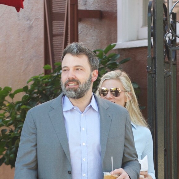 Ben Affleck et sa compagne Lindsay Shooku sont allés déjeuner en amoureux à Brentwood, le 25 novembre 2017