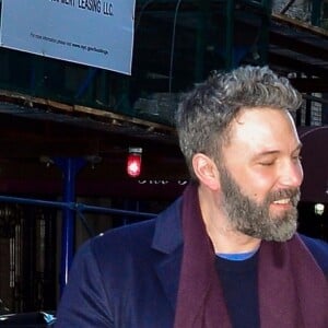 Exclusif - Ben Affleck et sa compagne Lindsay Shookus se regardent tendendrement alors qu'ils quittent le domicile de Lindsay à New York, le 16 novembre 2017.