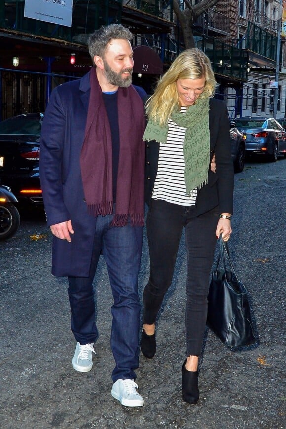 Exclusif - Ben Affleck et sa compagne Lindsay Shookus se regardent tendendrement alors qu'ils quittent le domicile de Lindsay à New York, le 16 novembre 2017.