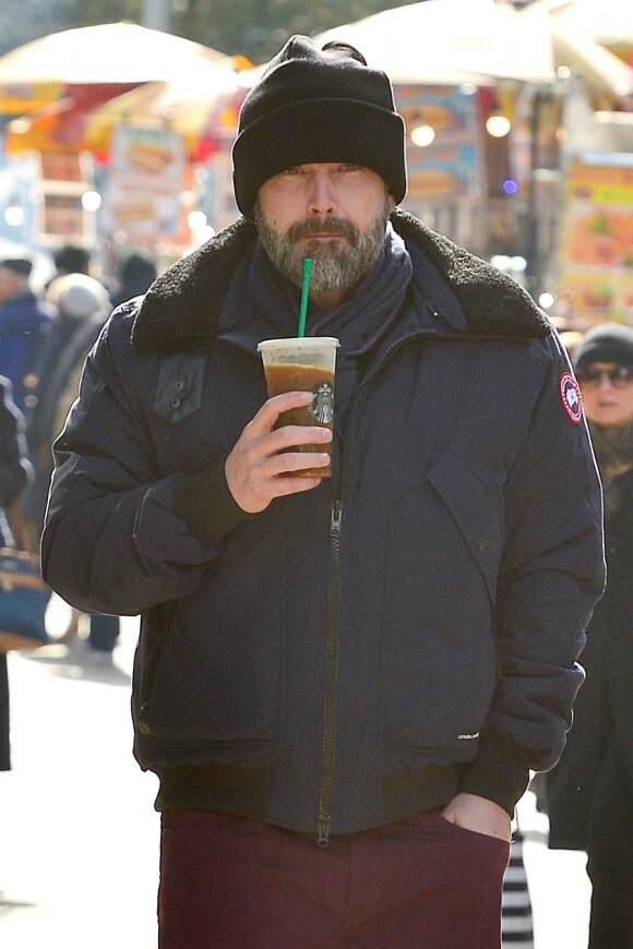 Ben Affleck est allé se chercher un café à emporter chez Starbucks et le boit dans les rues de New York. Le 15 novembre 2017