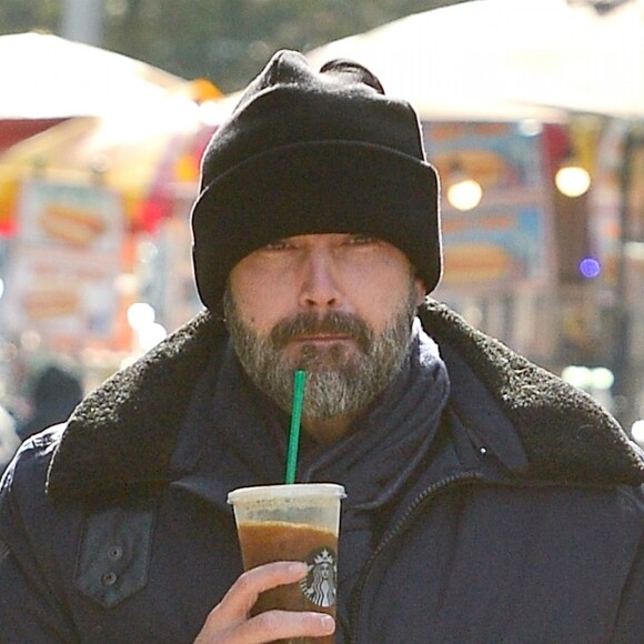 Ben Affleck est allé se chercher un café à emporter chez Starbucks et le boit dans les rues de New York. Le 15 novembre 2017