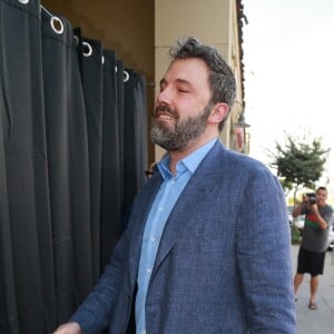 Ben Affleck discute avec un paparazzi et signe une affiche du film "Justice League" avant d'entrer en réunion de désintoxication à Los Angeles le 29 novembre 2017.