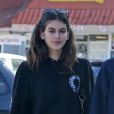 Exclusif - Kaia Gerber se balade avec une amie dans les rues de Malibu, le 27 novembre 2017