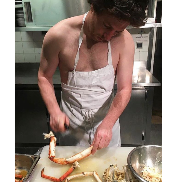 Jean Imbert sexy en cuisine le 17 décembre 2017.
