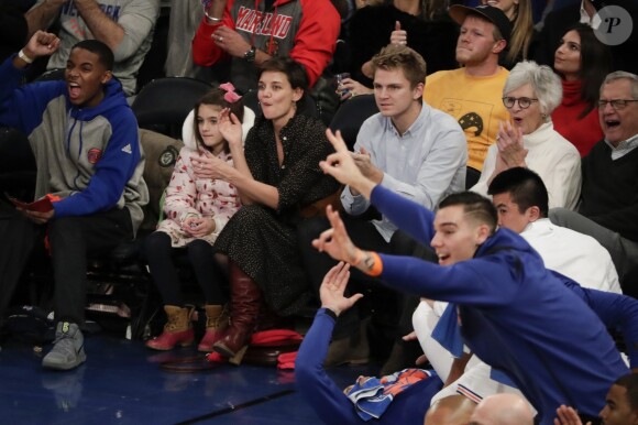 Katie Holmes et sa fille Suri assistent au match de basket de Oklahoma City Thunder vs New York Knicks à New York, le 16 décembre 2017