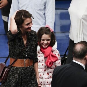 Katie Holmes et sa fille Suri assistent au match de basket de Oklahoma City Thunder vs NY à New York, le 16 décembre 2017