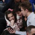 Katie Holmes et sa fille Suri, en famille, assistent au match de basket de Oklahoma City Thunder vs NY à New York, le 16 décembre 2017