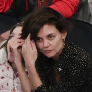 Katie Holmes et sa fille Suri lors du match de basket de Oklahoma City Thunder vs NY à New York, le 16 décembre 2017