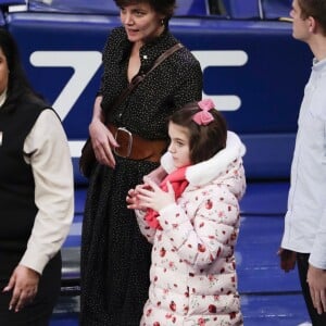 Katie Holmes et sa fille Suri assistent au match de basket de Oklahoma City Thunder vs NY à New York, le 16 décembre 2017