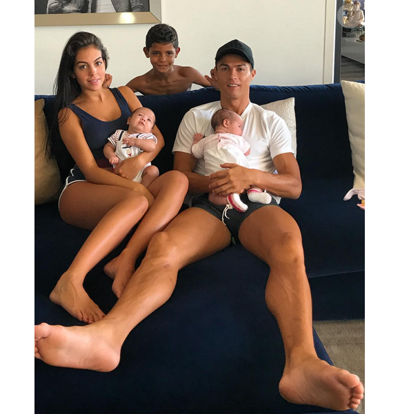 Cristiano Ronaldo et Georgina Rodriguez avec Cristiano Jr. et les jumeaux Eva et Mateo.