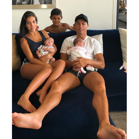 Cristiano Ronaldo et Georgina Rodriguez avec Cristiano Jr. et les jumeaux Eva et Mateo.