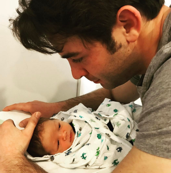 James Wolk et son fils, Charlie, né le 30 janvier 2017.