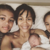 Ayo annonce la naissance de son troisième enfant, Jimi Julius avec ses ainées Nile et Billie-Eve.