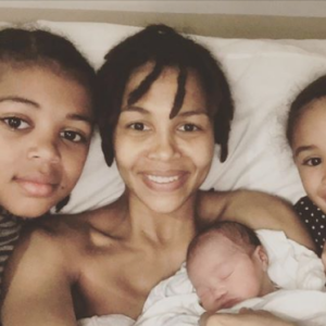 Ayo annonce la naissance de son troisième enfant, Jimi Julius avec ses ainées Nile et Billie-Eve.