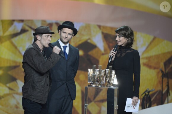 Miossec et David Ford reçoivent le prix de la Chanson originale de l'année pour "20 ans", qu'ils ont écrite pour Johnny Hallyday - 29e édition des Victoires de la Musique à Paris, le 14 février 2014.