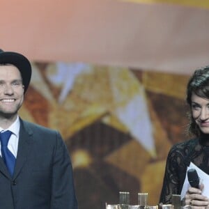 Miossec et David Ford reçoivent le prix de la Chanson originale de l'année pour "20 ans", qu'ils ont écrite pour Johnny Hallyday - 29e édition des Victoires de la Musique à Paris, le 14 février 2014.