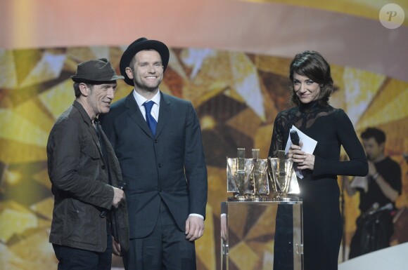 Miossec et David Ford reçoivent le prix de la Chanson originale de l'année pour "20 ans", qu'ils ont écrite pour Johnny Hallyday - 29e édition des Victoires de la Musique à Paris, le 14 février 2014.