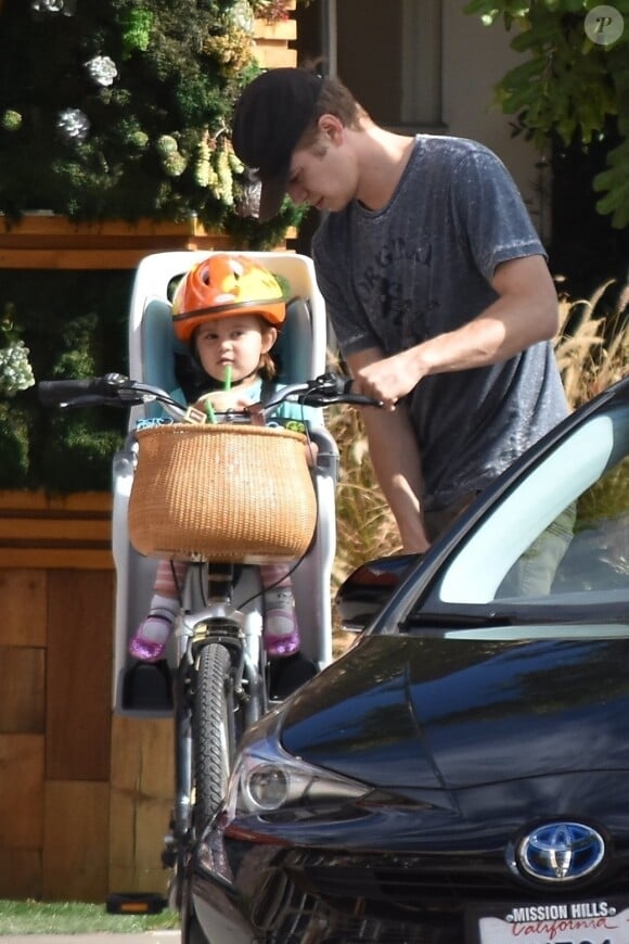 Hayden Christensen fait du vélo avec sa fille Briar Rose dans les rues de Toluca Lake, le 7 novembre 2017