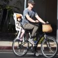 Hayden Christensen fait du vélo avec sa fille Briar Rose dans les rues de Toluca Lake, le 7 novembre 2017