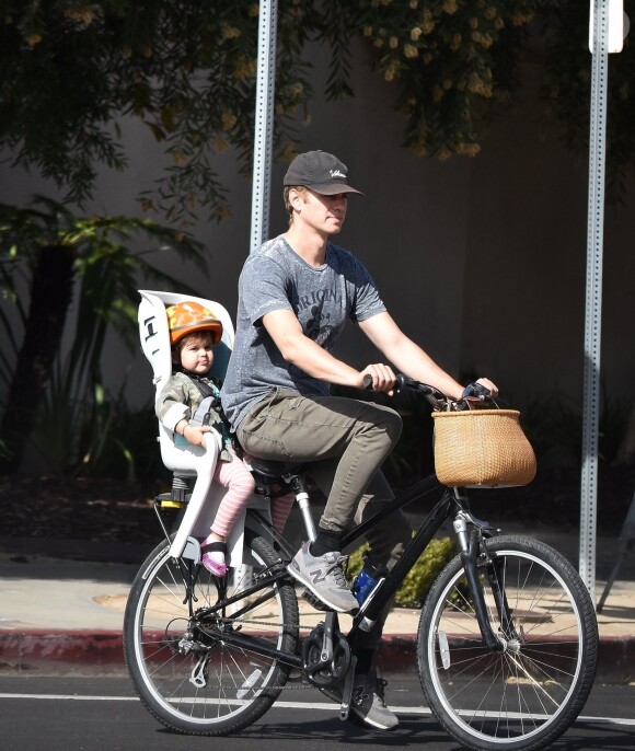 Hayden Christensen fait du vélo avec sa fille Briar Rose dans les rues de Toluca Lake, le 7 novembre 2017