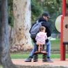 Exclusif - Hayden Christensen fait de la balançoire avec sa fille Briar Rose à Studio City, le 1er novembre 2017