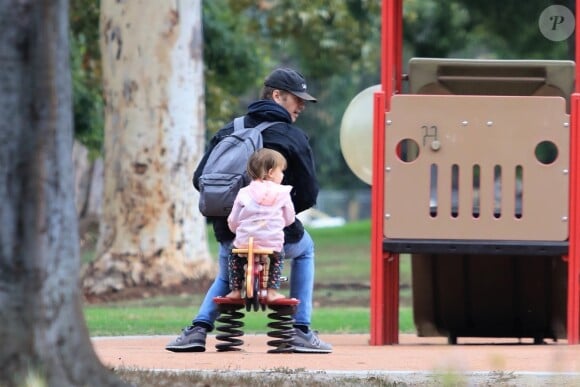 Exclusif - Hayden Christensen fait de la balançoire avec sa fille Briar Rose à Studio City, le 1er novembre 2017