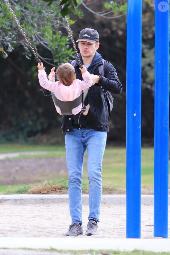 Exclusif - Hayden Christensen fait de la balançoire avec sa fille Briar Rose à Studio City, le 1er novembre 2017