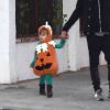 Rachel Bilson se balade avec son compagnon Hayden Christensen et sa fille Briar déguisée pour Halloween dans les rues de Studio City, le 31 octobre 2017