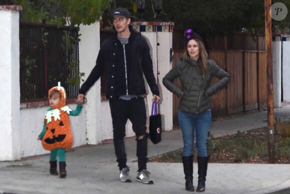 Rachel Bilson se balade avec son compagnon Hayden Christensen et sa fille Briar déguisée pour Halloween dans les rues de Studio City, le 31 octobre 2017