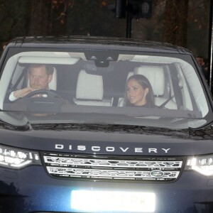 Le prince Harry et Meghan Markle (habillée d'une robe Self Portrait) ont pris part en couple au déjeuner de Noël organisé par la reine au palais de Buckingham le 20 décembre 2017 à Londres.