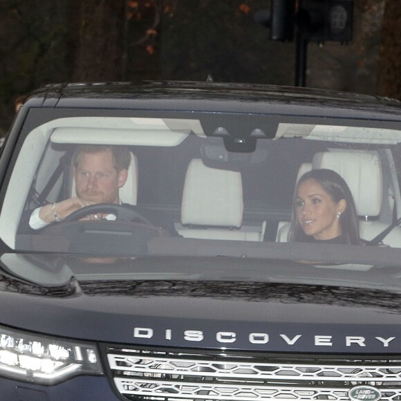 Le prince Harry et Meghan Markle (habillée d'une robe Self Portrait) ont pris part en couple au déjeuner de Noël organisé par la reine au palais de Buckingham le 20 décembre 2017 à Londres.