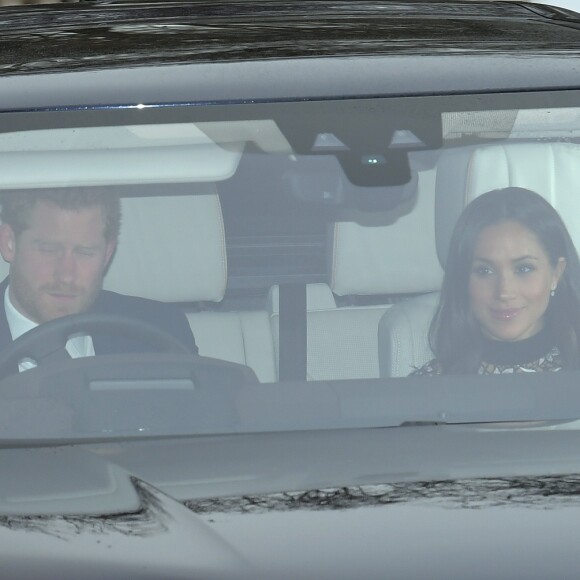 Le prince Harry et Meghan Markle (habillée d'une robe Self Portrait) ont pris part en couple au déjeuner de Noël organisé par la reine au palais de Buckingham le 20 décembre 2017 à Londres.