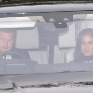 Le prince Harry et Meghan Markle (habillée d'une robe Self Portrait) ont pris part en couple au déjeuner de Noël organisé par la reine au palais de Buckingham le 20 décembre 2017 à Londres.