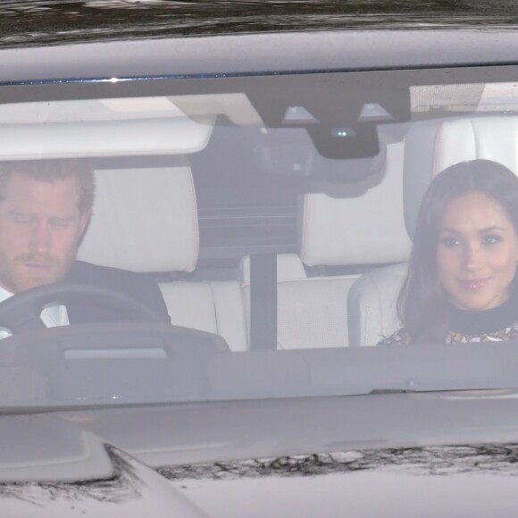 Le prince Harry et Meghan Markle (habillée d'une robe Self Portrait) ont pris part en couple au déjeuner de Noël organisé par la reine au palais de Buckingham le 20 décembre 2017 à Londres.