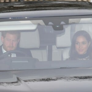 Le prince Harry et Meghan Markle (habillée d'une robe Self Portrait) ont pris part en couple au déjeuner de Noël organisé par la reine au palais de Buckingham le 20 décembre 2017 à Londres.