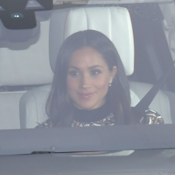 Le prince Harry et Meghan Markle (habillée d'une robe Self Portrait) ont pris part en couple au déjeuner de Noël organisé par la reine au palais de Buckingham le 20 décembre 2017 à Londres.